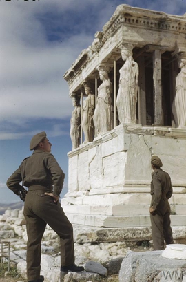Des soldats britanniques admirent l’Érechthéion, sur l’Acropole d’Athènes, en octobre 1944. London, Imperial War Museum, nég. n°TR 2516. Photographe : Capitaine A. R. Tanner.